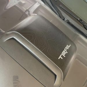 Décalcomanie topographique sur le capot Toyota 4Runner 2010-2024 avec inscription « Trail »