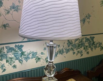 Lámpara de mesa vintage de cristal de plomo rehecha con nuevas piezas de níquel y pantalla ondulada blanca.
