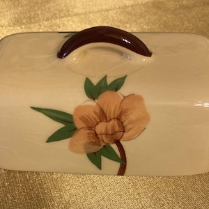 Tapa de mantequera Weil Ware "Yellow Rose" sin usar, década de 1940, en perfecto estado.