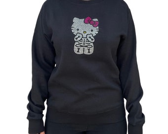 Hello Kitty Skeleton Rhinestone Crewneck en negro, Diseño de esqueleto de Hello Kitty, Cuello redondo negro de Hello Kitty, Ropa de Hello Kitty