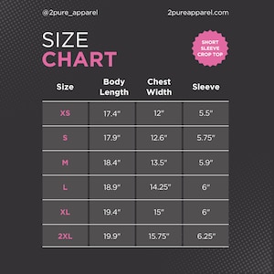 Pu&ograve; includere: Tabella delle taglie per top corti a maniche corte con misure in pollici per la larghezza del petto, la lunghezza del corpo e la lunghezza delle maniche. Le taglie includono XS, S, M, L, XL e 2XL.