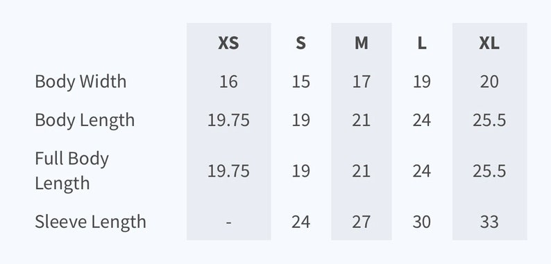 Puede incluir: Tabla de tallas para una prenda con medidas en pulgadas para el ancho del cuerpo, la longitud del cuerpo, la longitud total del cuerpo y la longitud de la manga. Las tallas incluyen XS, S, M, L y XL.