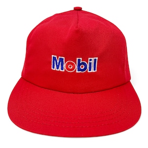 Könnte beinhalten: Rote Baseballkappe mit gebogenem Schirm. Auf der Kappe ist das Wort "Mobil" in Blau mit weißer Umrandung gestickt. Die Kappe besteht aus rotem Stoff und hat einen Knopf oben.