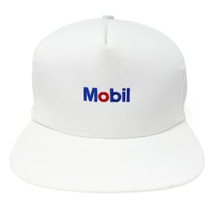 Könnte beinhalten: Weiße Baseballkappe mit flachem Schirm. Auf der Kappe ist das Wort "Mobil" in Blau und Rot gestickt. Der Hut ist aus einem robusten Stoff gefertigt und hat einen klassischen, lässigen Stil.