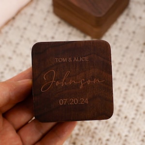 Coffret à bagues en bois avec nom personnalisé, coffret à bagues gravé personnalisé, coffret à bagues pour fiançailles, cadeau de mariage, cadeau d'anniversaire, coffret à bagues de demande en mariage