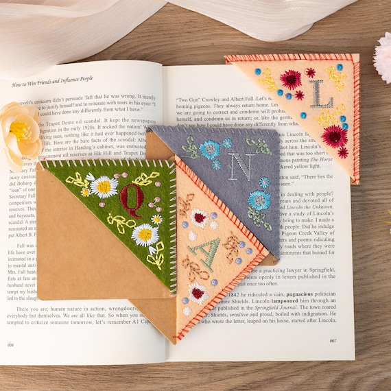 Personalized Embroidered Corner Bookmark, 26 Letters and 4 Seasons Embroidery Felt Bookmark, Corner Bookmark for Book Lover, Birthday Gift