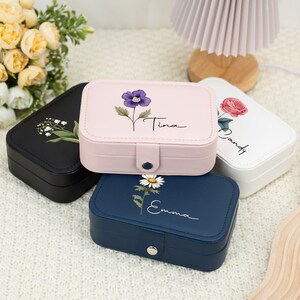 Portagioie personalizzato per mamma, Portagioie Birthflower con nome, Regalo da damigella d'onore, Scatola per orecchini da viaggio in pelle per lei, Regalo per la festa della mamma