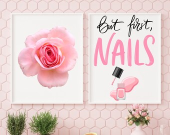 Könnte beinhalten: Zwei gerahmte Drucke. Einer zeigt eine Nahaufnahme einer rosa Rose. Der andere Druck sagt "But first, NAILS" in rosa Schrift, mit einer Nagellackflasche und einer Verschüttungsillustration. Der Hintergrund ist ein rosa Fliesenmuster.