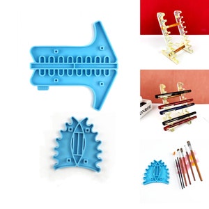 Puede incluir: Un conjunto de tres herramientas de plástico azul para manualidades. Las herramientas tienen forma de flecha, erizo y semicírculo. Las herramientas se utilizan para crear patrones y diseños en arcilla u otros materiales.