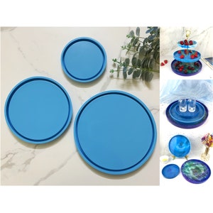 Op de afbeelding: Drie blauwe siliconen bakjes in verschillende maten. De bakjes zijn rond en hebben een glad oppervlak. Ze zijn perfect voor het maken van harskunst.