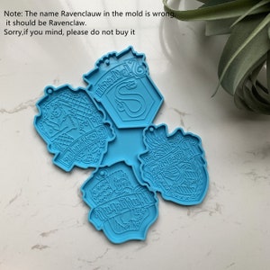 Può includere: Quattro stampi in silicone blu degli stemmi delle case di Hogwarts. Gli stemmi sono per Grifondoro, Serpeverde, Tassorosso e Corvonero. Lo stemma di Corvonero ha un errore di ortografia, "Ravenclauw".