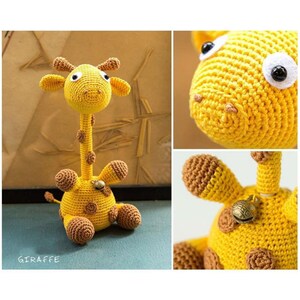 Peut inclure: Un jouet en crochet en forme de girafe avec des taches brunes et une clochette. La girafe est assise sur une surface bleue. Le jouet est fait à la main et a un design mignon et fantaisiste.
