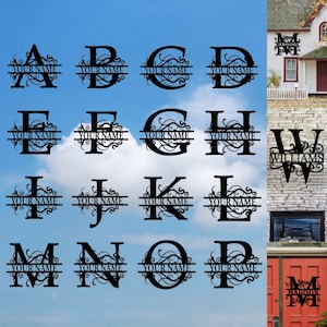 Puede incluir: Letras de monograma de metal negro de la A a la P con adornos decorativos. Cada letra tiene una barra horizontal con el texto "YOUR NAME" debajo. Se muestran ejemplos de los monogramas en una casa y una puerta.