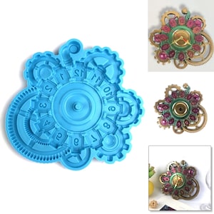 Pode incluir: Um molde de silicone azul em forma de relógio com engrenagens e números. O design do relógio inclui um mostrador circular central com números e detalhes de engrenagens circundantes. A imagem também mostra um relógio acabado com detalhes dourados, verdes e rosa.