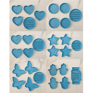 Puede incluir: Conjunto de 10 moldes de resina de silicona azul con varias formas, incluyendo corazones, estrellas, mariposas y manos. Cada molde tiene una sección rectangular con tres líneas.