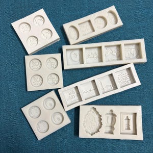 Può includere: Otto stampi in silicone bianco per la cottura. Gli stampi presentano vari disegni islamici, tra cui lune crescenti, stelle, lanterne e calligrafia araba. Gli stampi sono perfetti per creare dolcetti decorativi per il Ramadan o l'Eid al-Fitr.