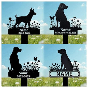 Può includere: Quattro diversi cartelli commemorativi da giardino con silhouette nere di cani e fiori. I cartelli riportano il testo "Name" e le date.