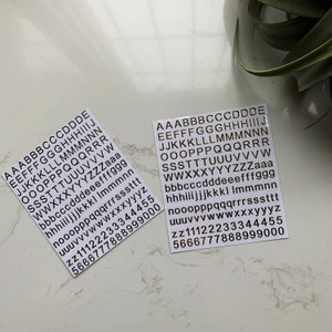 Autocolante pequeno com 26 letras do alfabeto
