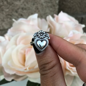 Anillo de corazón sagrado de plata de Frida / anillo de plata esterlina 925 / anillo apilable / anillo de corazón detallado / anillo que no se empaña / para ella / anillo religioso