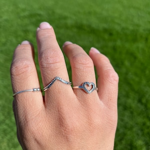 Anillo en forma de v bali de plata de primera ley/ Anillo fino en forma de V de Bali/ Anillo boho en plata/ Anillo hecho a mano/ Anillo apilable/ Anillos que no se deslustran