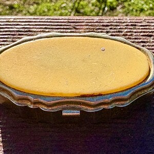 Cenicero de bolsillo de los años 50 – Cenicero portátil de latón de mediados de siglo – Tapa con la inscripción "ASH TRAY" – Accesorio retro de viaje para fumadores