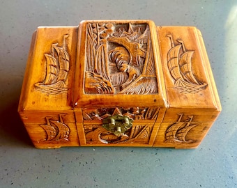 古い小さな樟脳の木箱、手彫り、小物入れ、ユーラリーボックス、収納箱