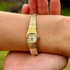 Vintage Wristwatch Watch Gold Tone Womens Analog Jewelry Vintage Oval Gold-tone Timex Watch for Ladies | Dainty  main image 2