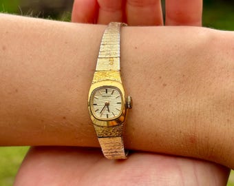Vintage 1970s SEIKO Ladies Gold Watch Dainty Slim Petite  display picture 3