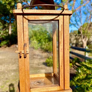 Antieke glazen kaarslantaarn met handvat en 4 glazen zijkanten inclusief deur die open kan met schoorsteen en dak, circa begin jaren 1900