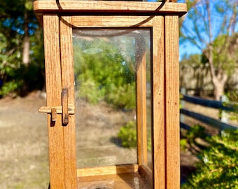 Antike handgefertigte Kerzenlaterne aus Holz und Glas
