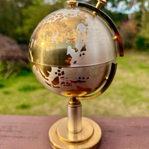 Portasigarette vintage a forma di globo terrestre, anni '60, decorazione da bar giapponese in metallo di metà secolo con atmosfera retrò, regalo per fumatori o collezionisti.
