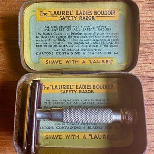 Mini-damesboudoir 'Ladies Boudoir' uit de jaren 30, reisscheermesje op poppenformaat met bakelieten beschermer, gemaakt in Engeland