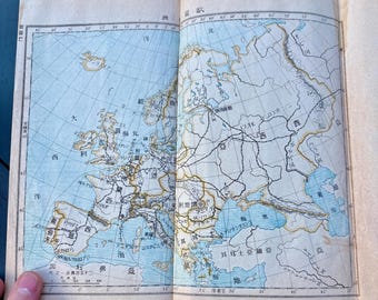 Japansk Meiji-geografibok med utvikbara kartor
