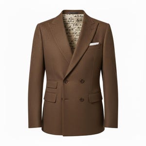 Puede incluir: Blazer marrón de doble botonadura con tejido texturizado. El blazer presenta un pañuelo de bolsillo blanco, dos filas de botones y dos bolsillos delanteros. El forro interior es de color crema con escritura manuscrita.