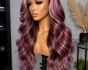 Peluca personalizada de cabello humano virgen con mechas moradas y ondas corporales – Unidad de encaje HD