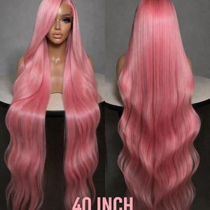Puede incluir: Se muestra una peluca rosa larga y ondulada, de aproximadamente 102 cm de largo. La peluca tiene una raya a un lado y est&aacute; peinada con ondas voluminosas. El texto "40 INCH Pink Body Wave" es visible.