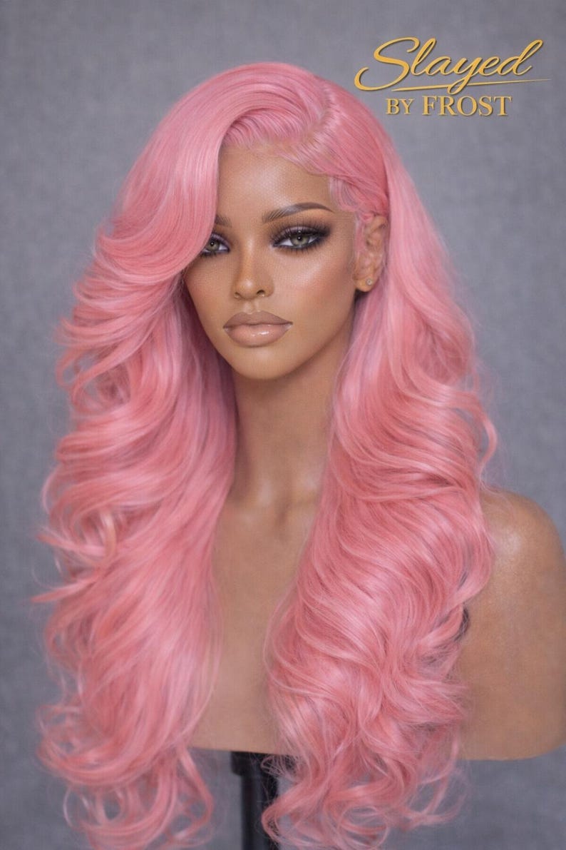 Peluca de cabello humano rosa claro con ondas corporales / Encaje HD, pre-depilada, sin pegamento, línea de cabello natural imagen 1
