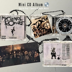 Puede incluir: Mini álbumes de CD con ilustraciones de la banda My Chemical Romance. La carátula del álbum incluye el texto "My Chemical Romance" y "The Black Parade". Los álbumes están en estuches de plástico transparente con cadenas de cuentas negras.