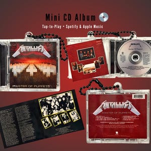 Puede incluir: Mini álbum de CD de Metallica, "Master of Puppets". La portada del álbum muestra una puesta de sol sobre un campo de cruces. La funda transparente del CD está unida a una cadena de cuentas negras.