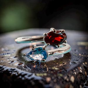 Puede incluir: Una taza de cerámica blanca con un asa negra y el texto "But First, Coffee" en negro en negrita. La taza está sobre una superficie blanca.