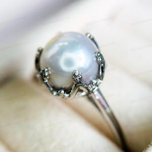Bague griffe de perle blanche • Bague de fiançailles avec perle gothique • Bague perle tête de mort vampire • Bague perle unique en argent sterling • Bijoux fantaisie sombre
