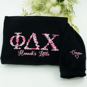 Regalo de regreso a clases: sudadera floral de hermandad universitaria. Pequeño obsequio personalizado con bordado. Ropa universitaria personalizada para hermanas.