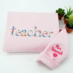 Regalo de Acción de Gracias para el profesor, sudadera con flores bordadas, camiseta personalizada con letras de flores, regalo de regreso a clases para el profesor.