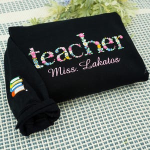 Sudadera floral personalizada para profesor/a - Camiseta con letras florales bordadas y nombre - Camiseta de profesor/a orgulloso/a - Regalo para profesor/a - Vuelta al cole