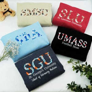 Grad Geschenk für Tochter - Gesticktes College-Sweatshirt - Erntedank-Geschenke für Lehrer - Kundenspezifisches griechisches Buchstabe-Sweatshirt mit Blumenmuster