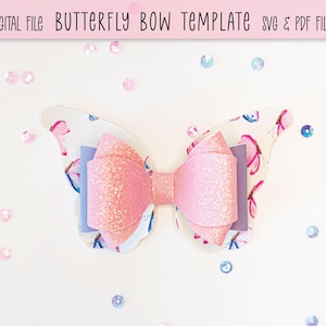 Puede incluir: Un lazo de mariposa de color rosa brillante con alas blancas con estampado de mariposas. El lazo está sobre un fondo blanco con lentejuelas esparcidas.