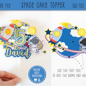 Puede incluir: Un adorno para pastel de temática espacial azul y amarillo con un cohete, un astronauta, estrellas y planetas. El adorno incluye el número 5 y el nombre "David".