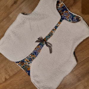 Sleeveless sherpa shepherd vest with terrycloth and sixties flowers