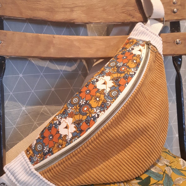 Senfgelbe Samt-Gürteltasche und Klappe aus Vintage-Blumenstoff im 70er-Jahre-Stil.