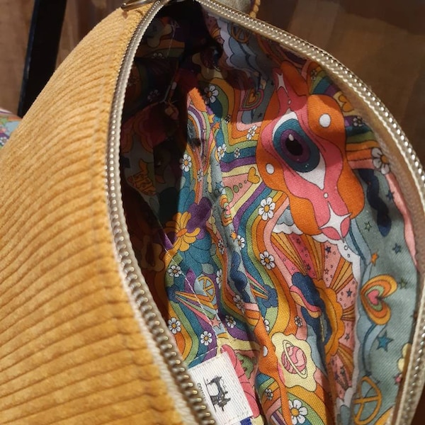 Sac banane velours jaune larges côtes et finitions dorées et motifs hippy